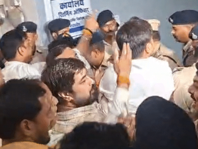 मीनाक्षी घबराकर बाहर भागी, सीनियर नेताओं को बुलाया