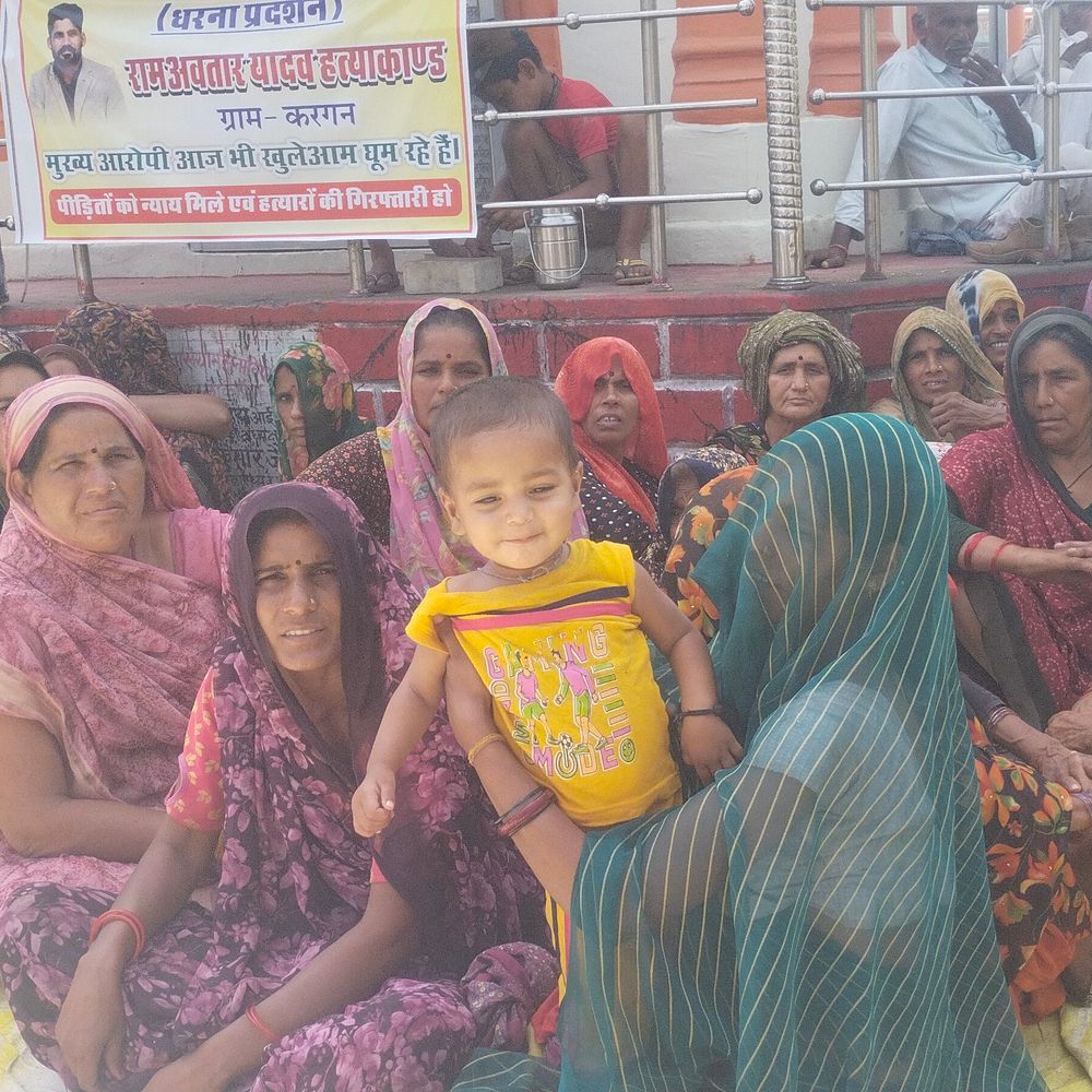 हत्यारोपियों की गिरफ्तारी की मांग, महिलाएं बच्चों संग धरने पर:ललितपुर में दूसरे दिन भी प्रदर्शन जारी, 20 से अधिक महिलाएं शामिल