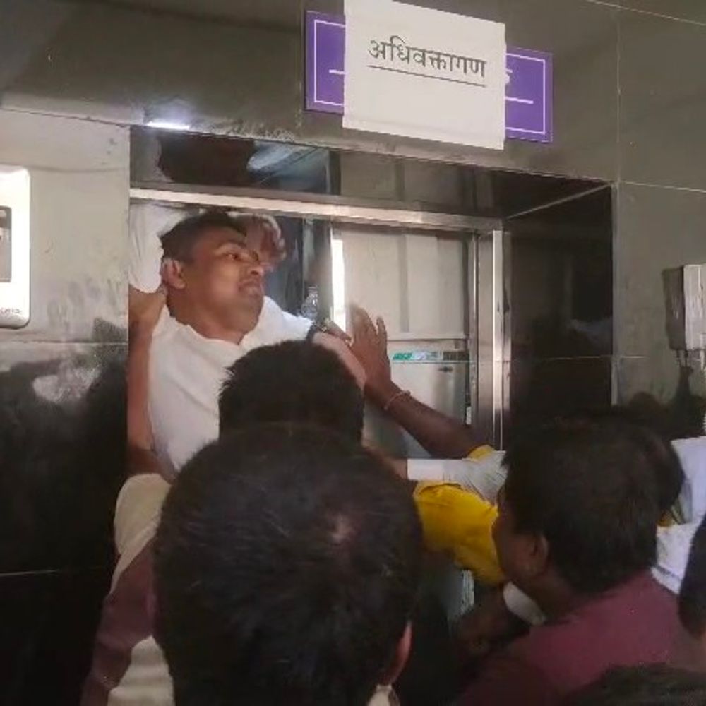 मधेपुरा कोर्ट की लिफ्ट में डेढ़ घंटे तक फंसे वकील:क्षमता 6 लोगों की, सवार हो गए 11; ग्राउंड-फर्स्ट फ्लोर के बीच अटकी लिफ्ट को तोड़कर निकाला गया