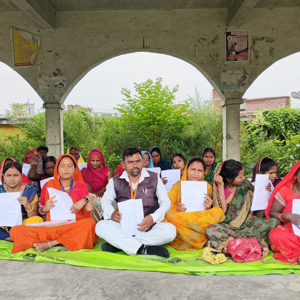 महाराजगंज में दिव्यांग-विधवा महिलाओं ने डीएम को सौंपा पत्र:कच्चे मकानों में रहने वाली महिलाओं ने पीएम आवास की मांग की