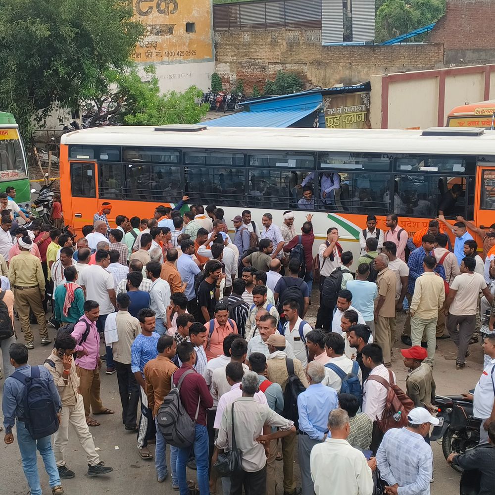 बस चालक की मौत पर फूटा रोडवेज कर्मियों का गुस्सा:500 बसों के पहिए थमे, 1000 कर्मचारी हड़ताल पर, मुआवजे और नौकरी की मांग