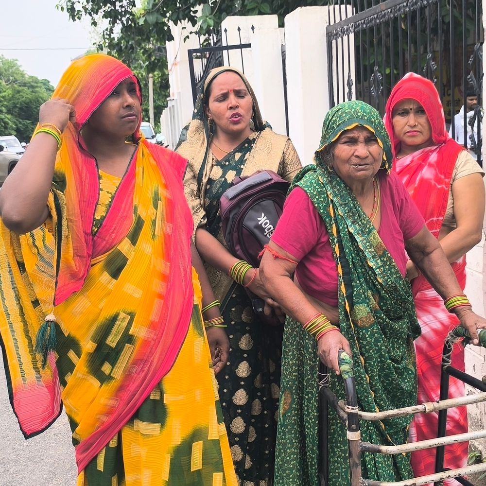 SC महिलाओं ने जमीन से अवैध कब्जा हटाने की:दन्नाहार के जवापुर गांव में अपनी भूमि पर कब्जे का आरोप