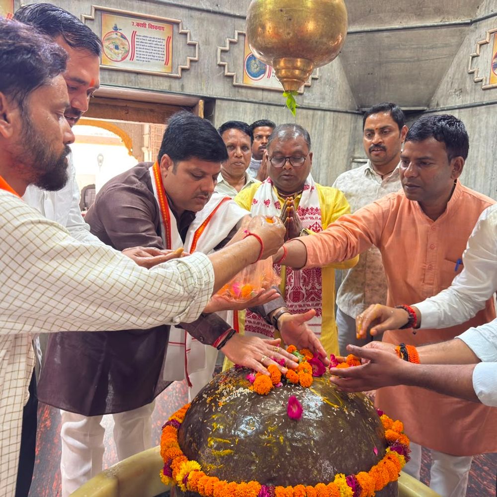 प्रधानमंत्री नरेंद्र मोदी के उत्तम स्वास्थ्य और दीर्घायु की कामना:भाजपा पदाधिकारियों और कार्यकर्ताओं ने भगवान भोलेनाथ का जलाभिषेक किया