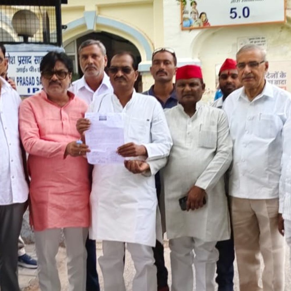 अखिलेश की बेटी पर टिप्पणी से सपा में आक्रोश:SP आफिस पहुंचे कार्यकर्ता, दोषियों पर कार्रवाई की मांग