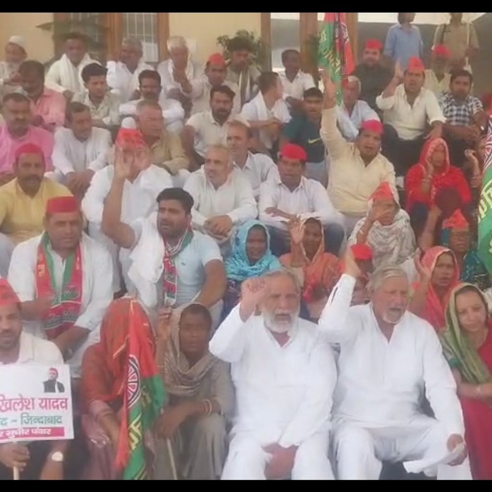 अखिलेश परिवार पर अभद्र टिप्पणी का विरोध:शामली में कार्यकर्ताओं ने राज्यपाल को ज्ञापन भेजकर कार्रवाई की मांग की