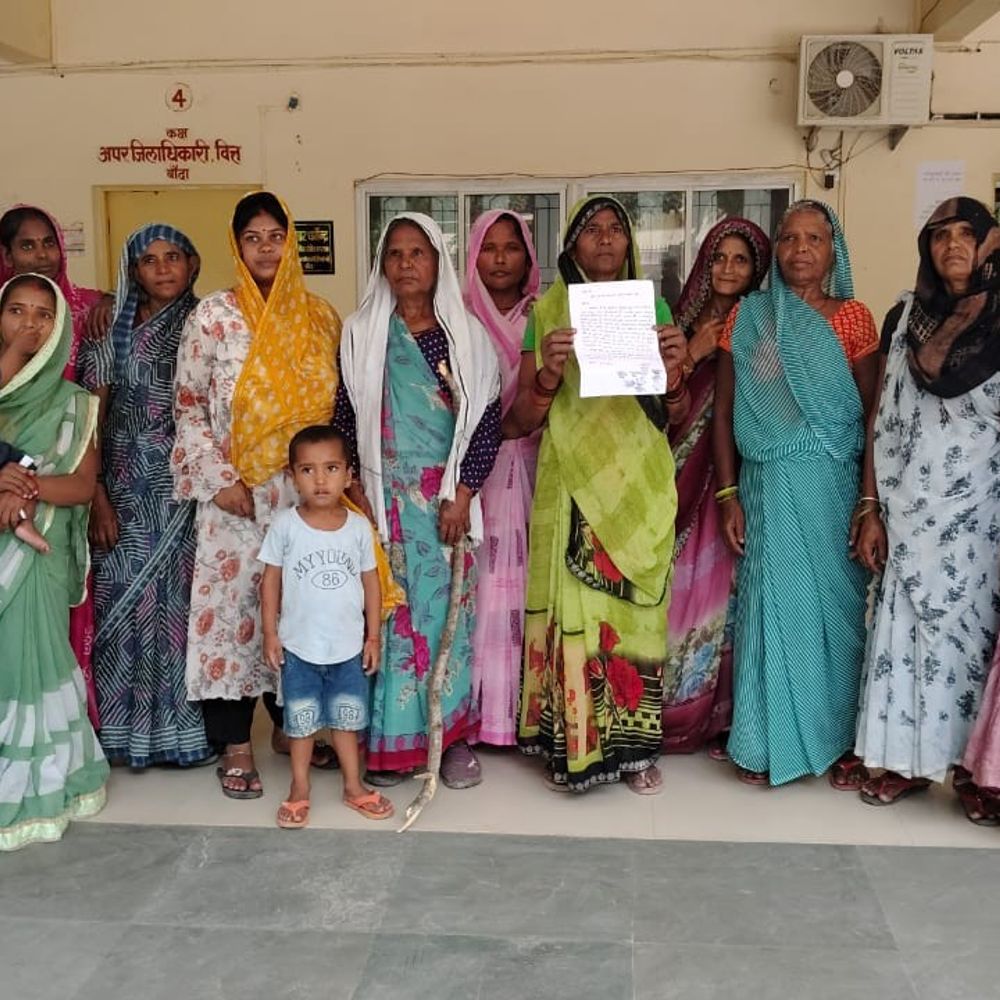 बांदा में पानी न मिलने का आरोप:स्थानीय लोगों ने जिलाधिकारी को ज्ञापन सौंपा, हैंडपंपों की मरम्मत कराने की मांग