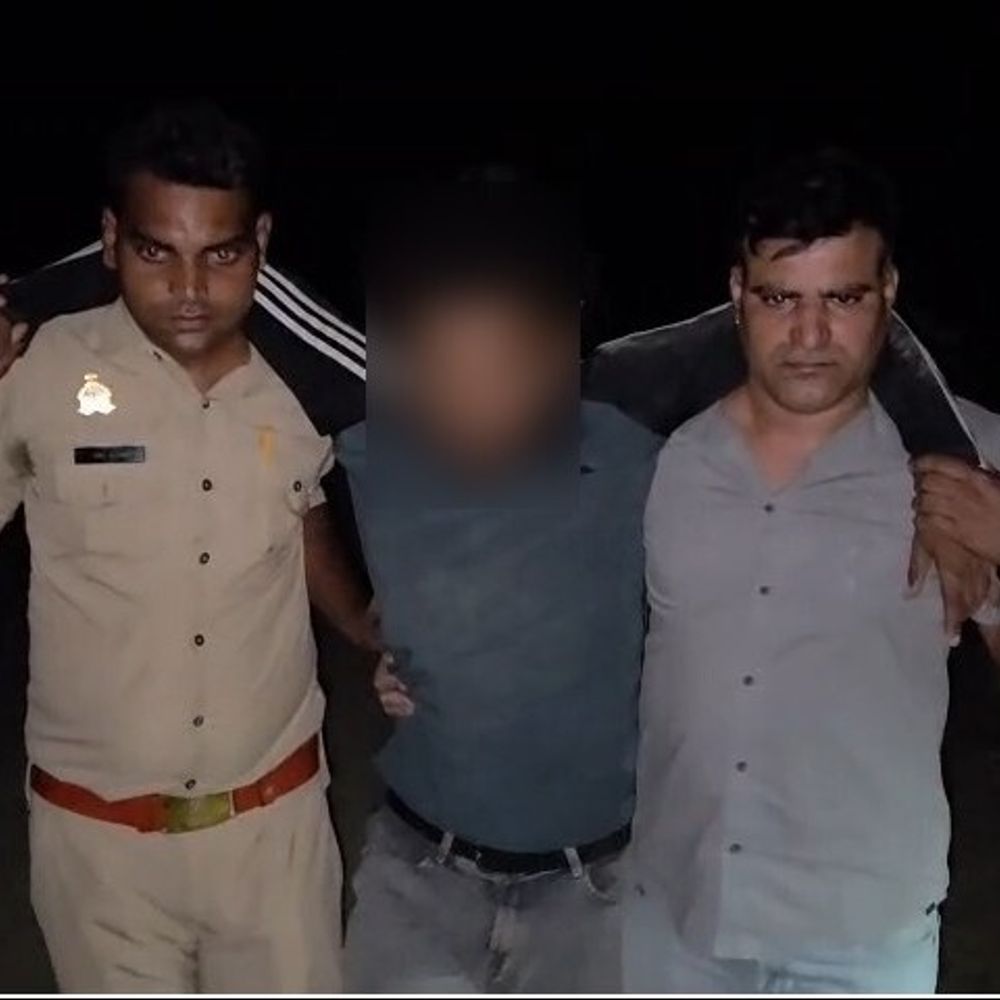 खुर्जा में पुलिस मुठभेड़ में फरार बदमाश घायल, गिरफ्तार:फायरिंग मामले में वांछित से अवैध असलहा, कारतूस बरामद