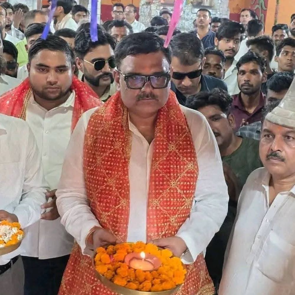 कन्नौज में भाजपा नेताओं ने मंदिरों में की आरती:मंत्रियों, पूर्व सांसद और कार्यकर्ताओं ने प्रसाद वितरित कर प्रधानमंत्री की दीर्घायु की कामना की