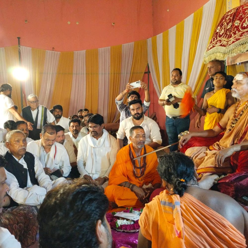 शंकराचार्य अविमुक्तेश्वरानंद सरस्वती ने गौहत्या पर सख्त कानून मांगा:कासगंज में 'गविष्ठि गौ-रक्षार्थ धर्मयुद्ध यात्रा' के दौरान की मांग, पूर्व सांसद ने किया स्वागत