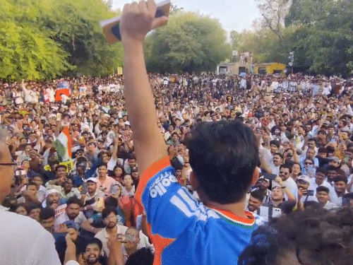 पुणे में कॉकरोच जनता पार्टी का प्रदर्शन:अभिजीत दीपके ने 5 मांगें रखीं, बोले- NCERT में मराठा साम्राज्य का मैप दोबारा जोड़ा जाए