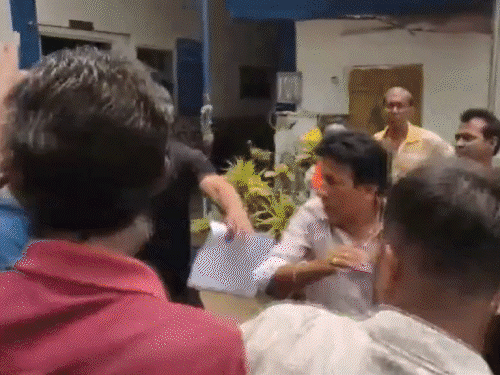 बंगाल के दुर्गापुर में TMC नेता पर अंडे फेंके:भीड़