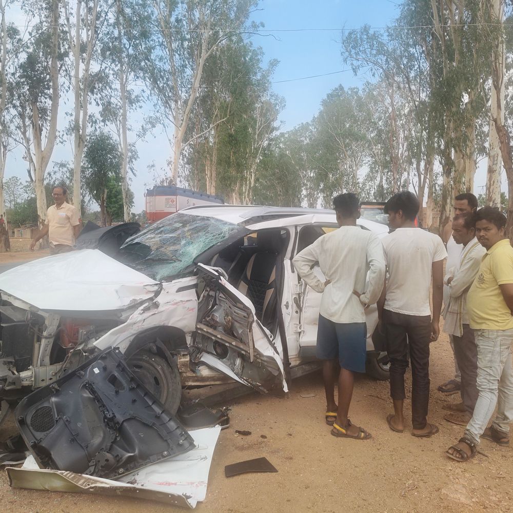 सोनभद्र में टैंकर से टकराकर कार सवार महिला की मौत:चालक को झपकी आने से हुआ हादसा, 5 घायलों में दो की हालत गंभीर, छत्तीसगढ़ के लिए निकला था बलिया का परिवार