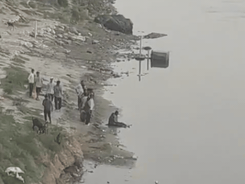 प्रेमी-प्रेमिया ने हाथ पकड़कर यमुना में लगाई छलांग:गोताखोरों ने दोनों को बचाया, एक दिन पहले दर्ज हुई थी गुमशुदगी