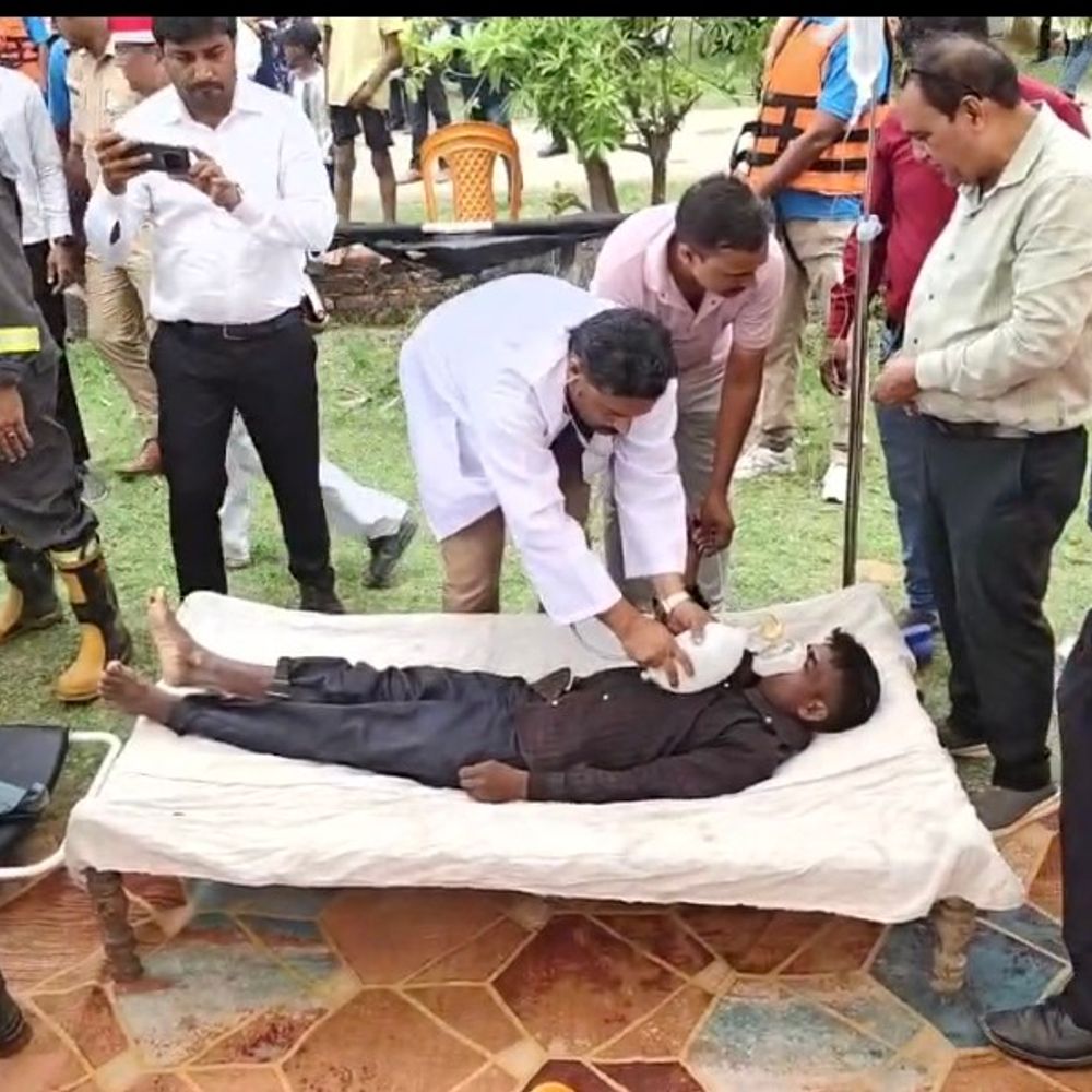 महराजगंज में बाढ़ से निपटने को प्रशासन तैयार:एनडीआरएफ और आपदा प्रबंधन टीम ने किया मॉक ड्रिल, दिखाया समन्वय
