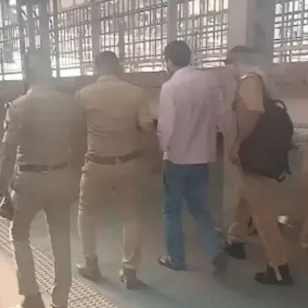 एग्जामपुर के संस्थापक विवेक सर हिरासत में:टूंडला जंक्शन पर पुलिस ने ट्रेन से उतारा, लखनऊ आंदोलन में शामिल होने जा रहे थे