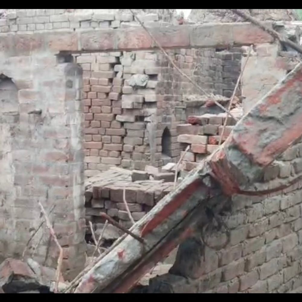 हरदोई में पुराना लेंटर ढहा, 5 मजदूर गंभीर घायल:हरदोई में मकान की छत तोड़ते समय हुआ हादसा
