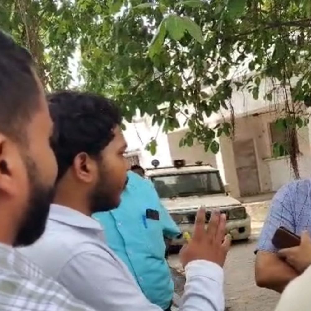 LU में निष्कासित छात्रों को परीक्षा से रोका, तीखी नोकझोंक:छात्रों का धरना 11वें दिन भी धरना जारी, माता प्रसाद पांडेय भी पहुंचे