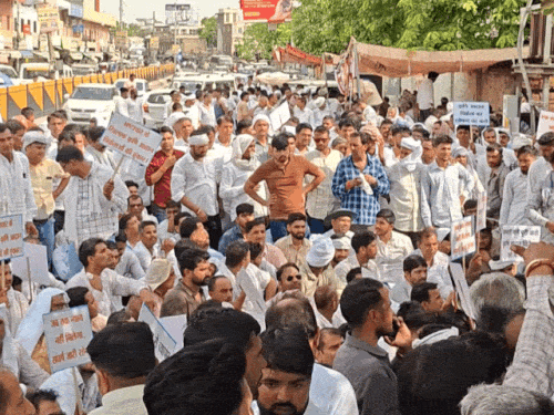 सीकर में बीज विक्रेताओं की आक्रोश रैली:कलेक्ट्रेट के बाहर आधे घंटे तक सड़क पर बैठे रहे,बोले-बीज व्यापारी पर दर्ज मुकदमा वापस हो