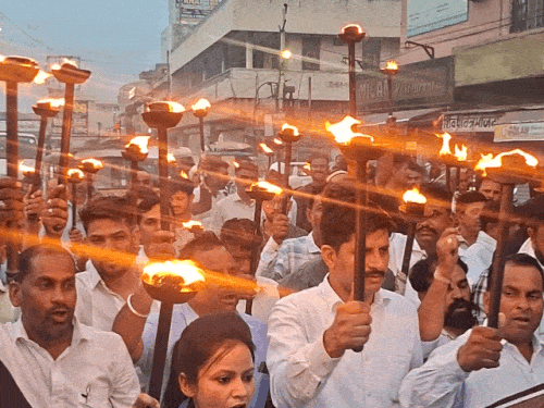 करण कुमावत पर हुए हमले का आक्रोश,मशाल जुलूस निकाला:बोले-जब तक सारे आरोपी गिरफ्तार नहीं होंगे धरना जारी रहेगा,पुलिस पर भरोसा ही नहीं रहा