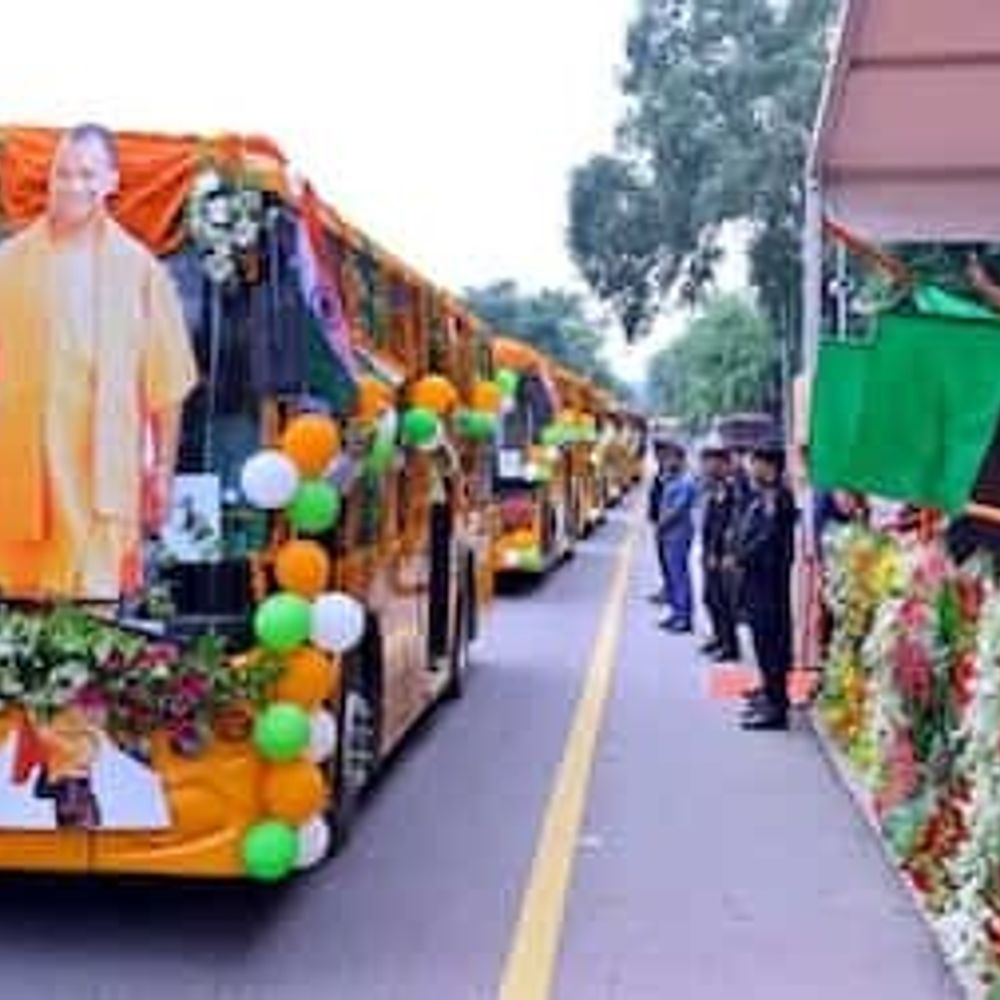 लखनऊ से मुख्यमंत्री देंगे 45 इलेक्ट्रिक बसों की सौगात:वीडियो कॉन्फ्रेंसिंग से करेंगे शुभारंभ, नोएडा-ग्रेटर नोएडा से जेवर एयरपोर्ट तक मिलेगी सुविधा