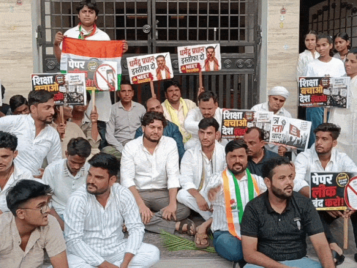 झांसी में NEET पेपर लीक पर कांग्रेस का प्रदर्शन:हाउस अरेस्ट राष्ट्रीय प्रवक्ता गौरव जैन बोले-पुलिस हमारी मशालें और तख्तियां भी उठा ले गई