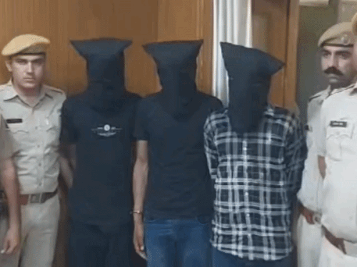 'मुरकी गैंग' का पर्दाफाश, मास्टरमाइंड समेत 3 गिरफ्तार:बुजुर्गों से सोने की मुरकियां लूटते थे; पुलिस ने 900 KM पीछा किया
