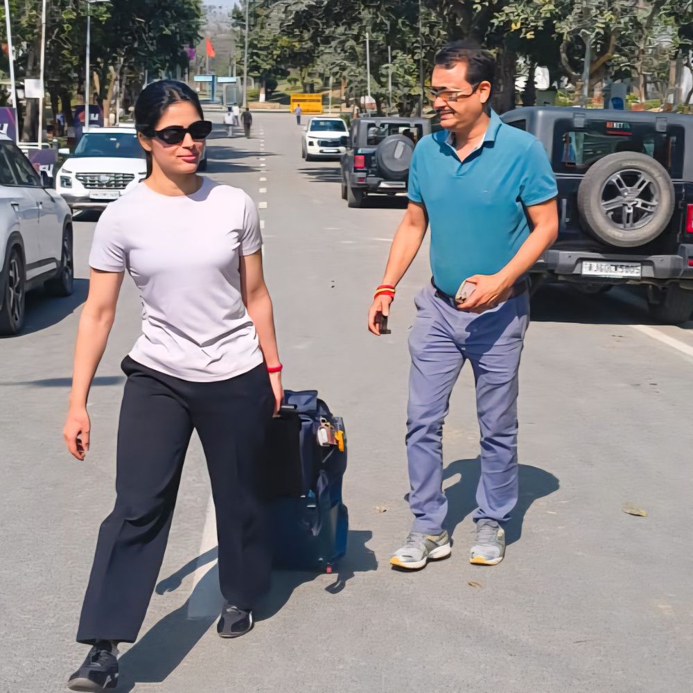 कोच के निधन का पता चलते मनु ने मैच रोका:पिस्टल छोड़ जमीन पर बैठीं; कल शाम फोन पर जसपाल ने कहा था- अब तबीयत में सुधार