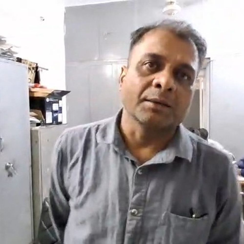 दमोह में लेखपाल बोला- ठेकेदार ने कार्यालय में मारपीट की:  ग्रामीण यांत्रिकी विभाग के कर्मचारियों ने थाने शिकायत दर्ज कराई – Damoh News