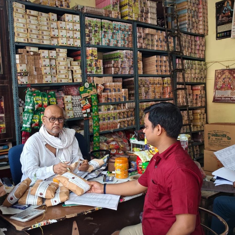 औरैया में खाद्य सुरक्षा टीम ने भरे नमूने:औरैया में 11 खाद्य पदार्थों की जांच शुरू, रिपोर्ट आने पर होगी कार्रवाई