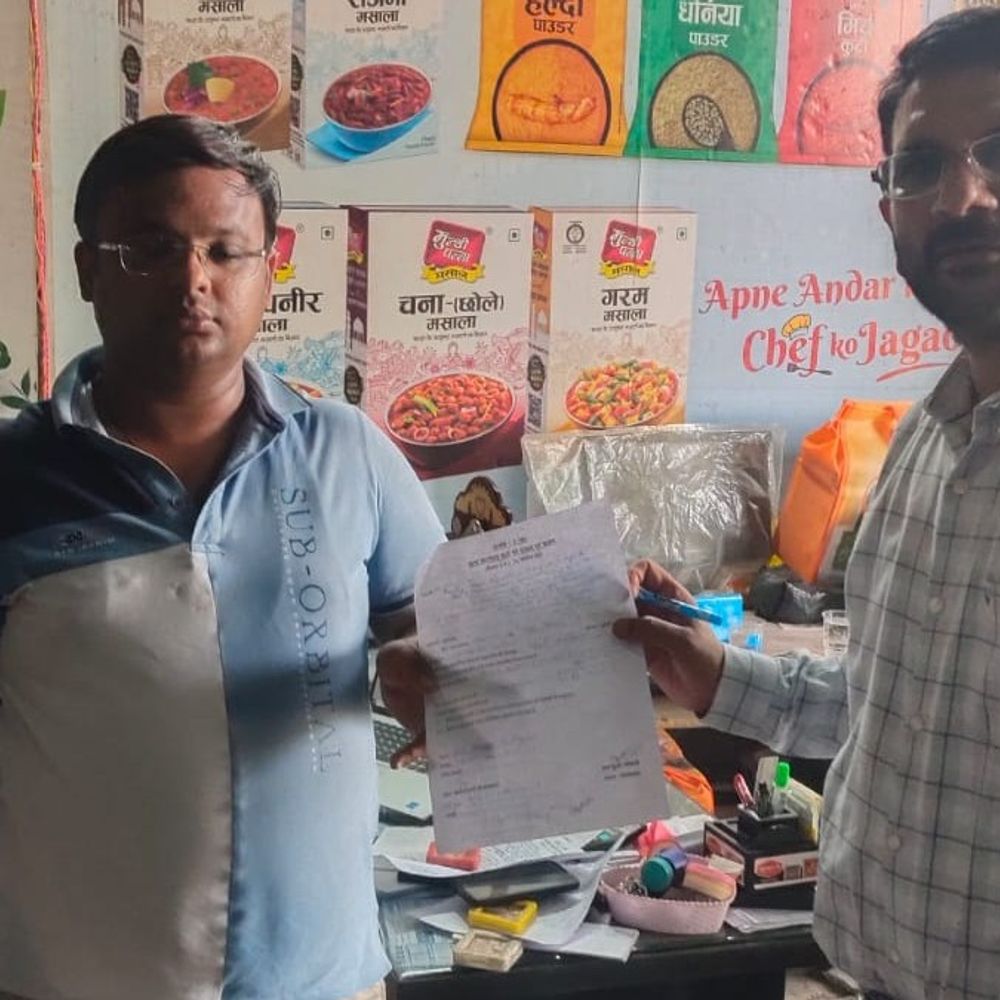 फिरोजाबाद में मसाला फैक्ट्रियों पर छापेमारी:खाद्य सुरक्षा विभाग ने सिरसागंज समेत कई जगह लिए नमूने