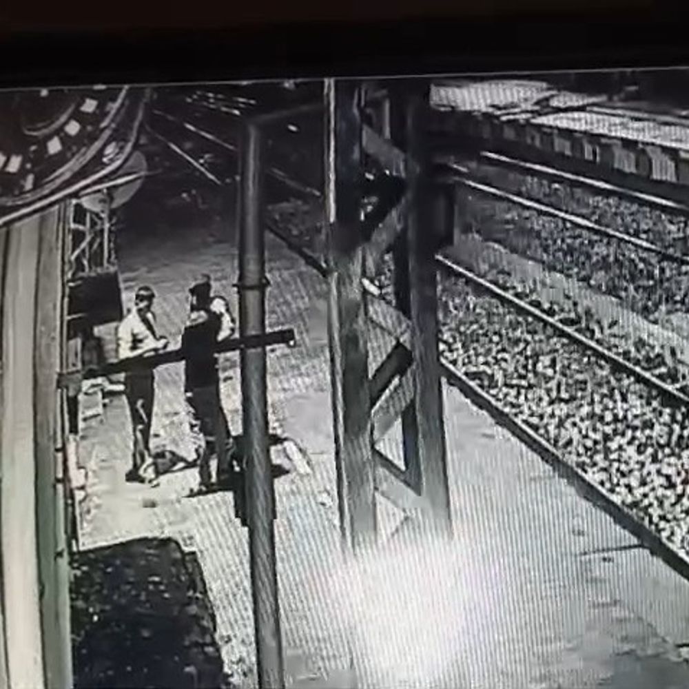 खुर्जा जंक्शन पर कैंटीन संचालक की ट्रेन से कटकर मौत,VIDEO:बुलंदशहर में पानी विवाद के बाद GRP चौकी ले गई, परिजनों ने लगाया हत्या का आरोप