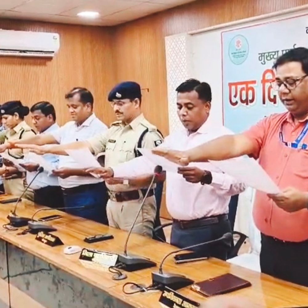 DM ने बाल मजदूर विरोधी ई-रथ को दिखाई हरी झंडी:शेखपुरा में 'बाल श्रम मुक्त बिहार' अभियान शुरू, ऑफिसर्स ने ली शपथ