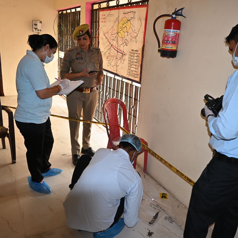 बांदा में पिता ने थाने में बेटी को मार डाला:लव-मैरिज से था नाराज, काउंसलिंग के दौरान मारा चाकू; पुलिस बरामद कर बेटी-प्रेमी को थाने लाई थी