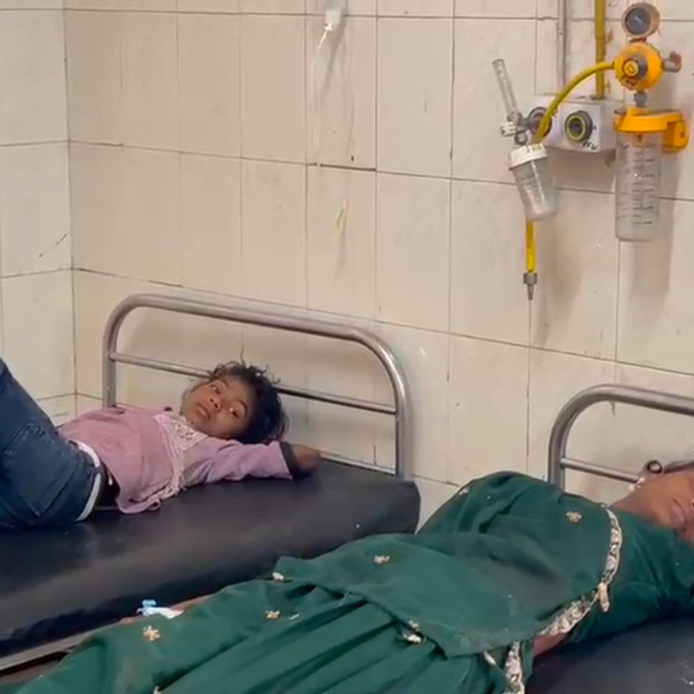 क्रूजर जीप अनियंत्रित होकर पलटी:कसारिया के पास हादसे में बच्चों और महिलाओं सहित 13 लोग घायल, 4 गंभीर घायल डूंगरपुर रेफर