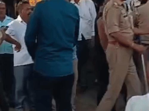 एनकाउंटर पर प्रदर्शन, ग्राम प्रधान समेत 6 पर FIR:पुलिस ने किया बल प्रयोग, सरकारी काम में बाधा डालने का आरोप, तलाश जारी