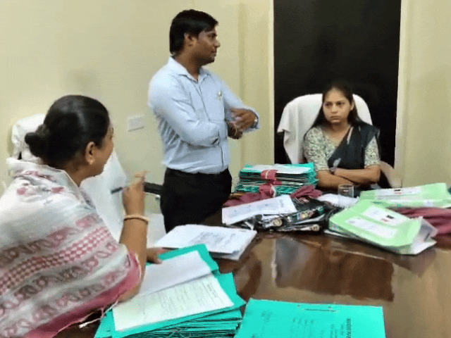 नगर पालिका EO और विधायक ऋतु बनावत की बहस:बहस के दौरान EO ने विधायक को तू कहकर बुलाया, विधायक ने घोटाले के लगाए आरोप