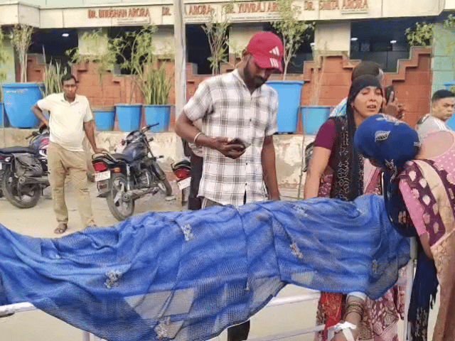 महिला की मौत, शव के साथ परिजन धरने पर बैठे:बोले- गलत इंजेक्शन लगाने के बाद तोड़ा दम; हार्ट की समस्या थी
