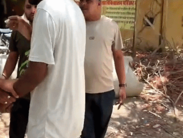 ब्लड दिलाने के नाम पर मरीज से पैसे वसूले:कांग्रेस नेता ने आरोपी की हॉस्पिटल परिसर में जमकर कर दी पिटाई, ब्लड बैंक में पीड़ित को दिया झांसा