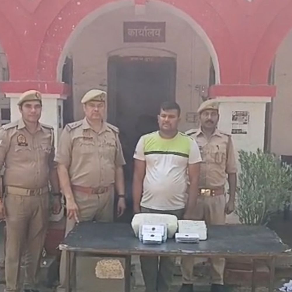 झांसी GRP ने शातिर चोर किया गिरफ्तार:आईफोन और सोने-चांदी के जेवर बरामद, देशभर में 35 FIR