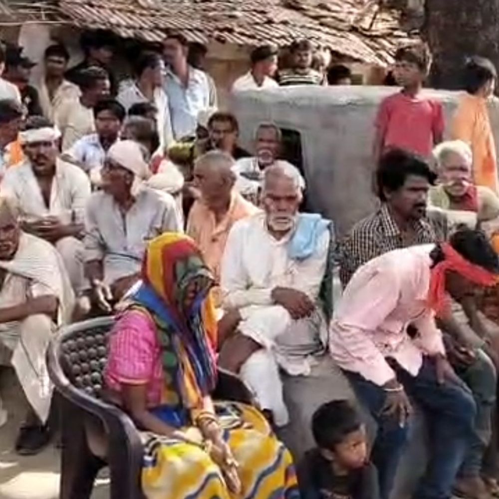 5 रुपए की चुस्की पर आदिवासी पिता-पुत्री पर हमला:पारदी बदमाश ने डंडों से पीटा; बोले- जब से ये यहां बसे है, अत्याचार कर रहे