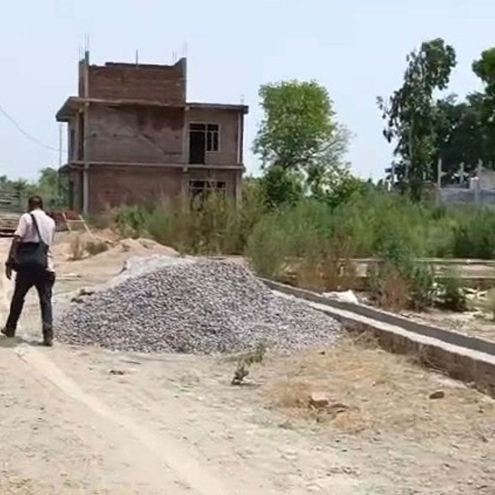 सरकारी भूमि पर अवैध प्लाटिंग का आरोप:सर्वे टीम की छापेमारी में भूमाफिया फरार, नोटिस चस्पा