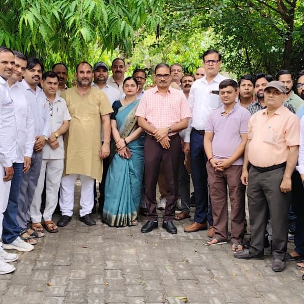नए डीआईओएस से मिले शिक्षक संघ पदाधिकारी:वेतन देरी, लंबित मामलों पर हुई विस्तृत चर्चा