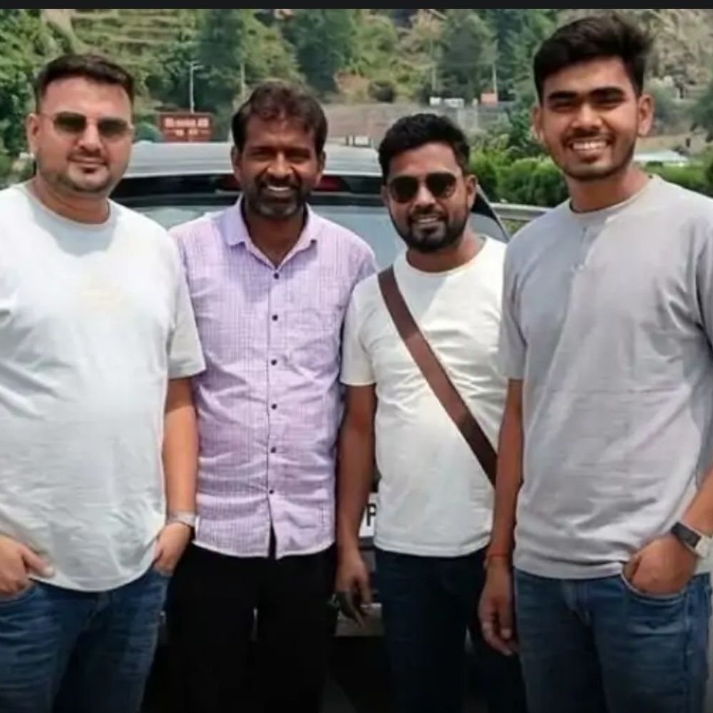 उन्नाव में गंगा एक्सप्रेसवे पर हादसे का मामला:4 युवकों के शवों का रात में पोस्टमार्टम हुआ, परिजन प्रयागराज ले गए