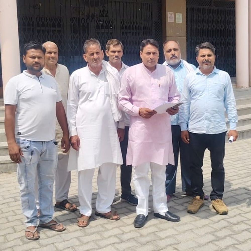 बागपत में जमीन निजी कंपनी को देने का आरोप:ग्राम प्रधान पति और ग्रामीणों ने डीएम से की शिकायत, फर्जी प्रस्ताव का दावा