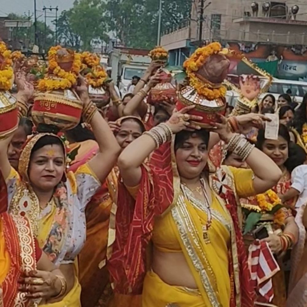 हाथरस में निकली भव्य कलश यात्रा:खाटू श्याम मंदिर परिसर में श्रीमद् भागवत कथा शुरू, भक्ति में डूबे लोग