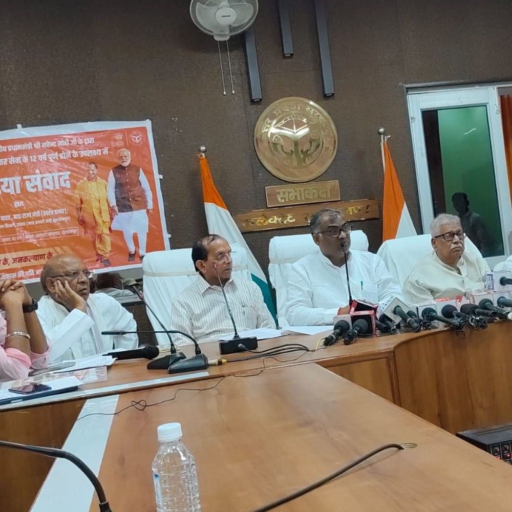 सुल्तानपुर पहुंचे प्रभारी मंत्री गिरीश चंद्र यादव:बोले- वैश्विक संकट के बावजूद देश में ईंधन की किल्लत नहीं, मोदी सरकार ने मोर्चा संभाला