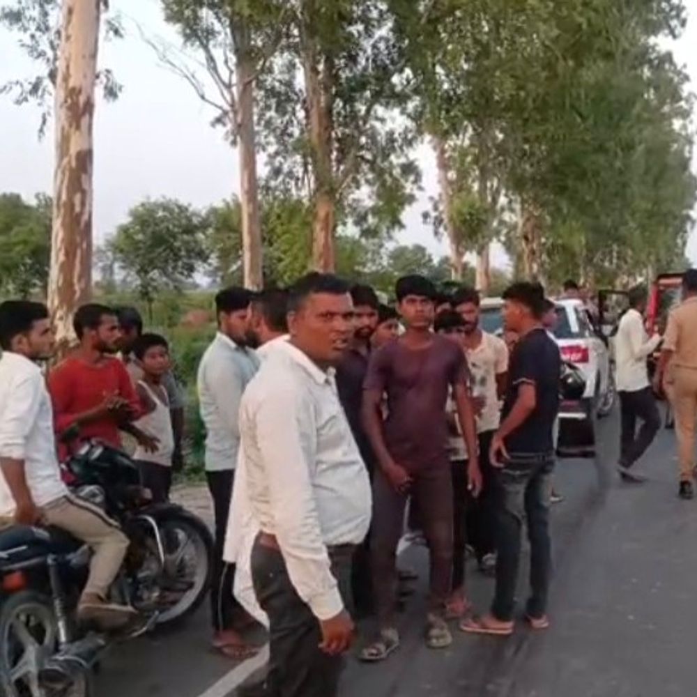संभल में अज्ञात वाहन की टक्कर से युवक की मौत:सड़क पार करते समय हादसा, डेढ़ घंटे बाद सोशल मीडिया से हुई पहचान