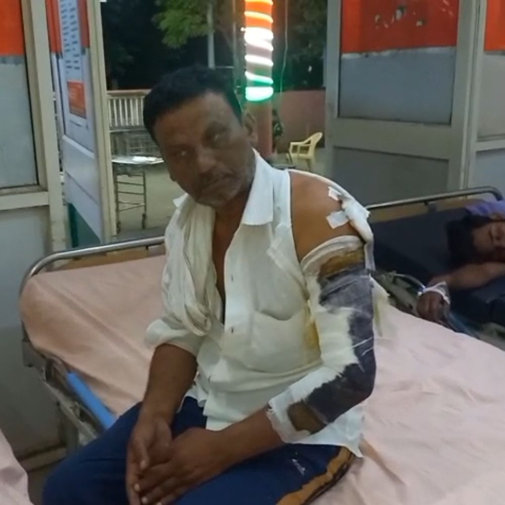फिरोजाबाद में पुरानी रंजिश में पूर्व प्रधान को मारी गोली:हाथ में गोली लगने से हालत गंभीर, पुलिस जांच में जुटी