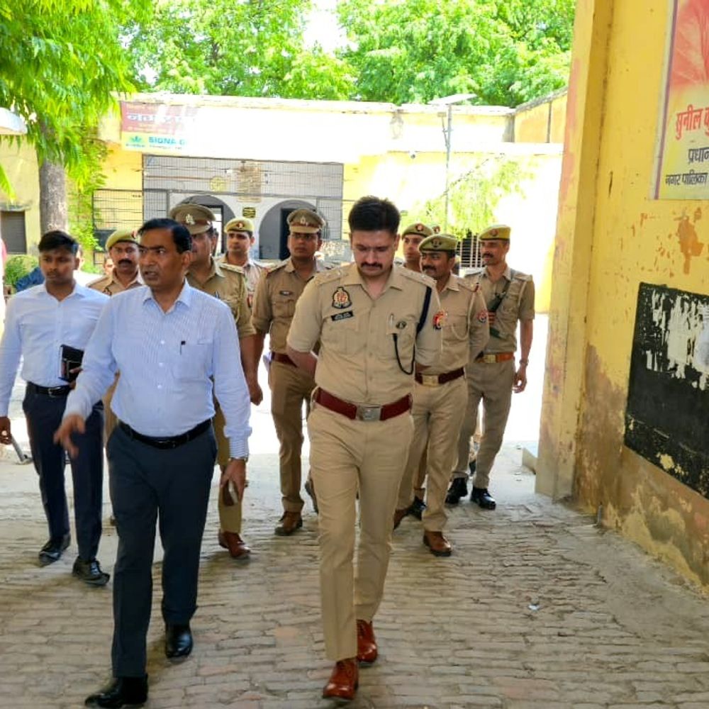 औरैया में UPPSC परीक्षा केंद्रों का DM-SP ने किया निरीक्षण:नकल विहीन परीक्षा के लिए व्यवस्थापकों को दिए सख्त निर्देश