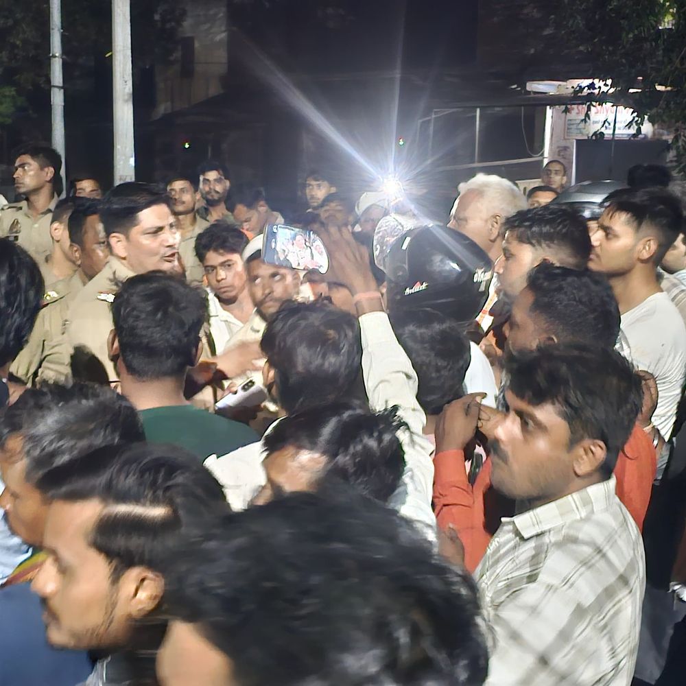 आगरा में संविदा कर्मी की करंट लगने से मौत:बिजली लाइन ठीक करते समय हादसा, परिजनों ने लापरवाही का लगाया आरोप